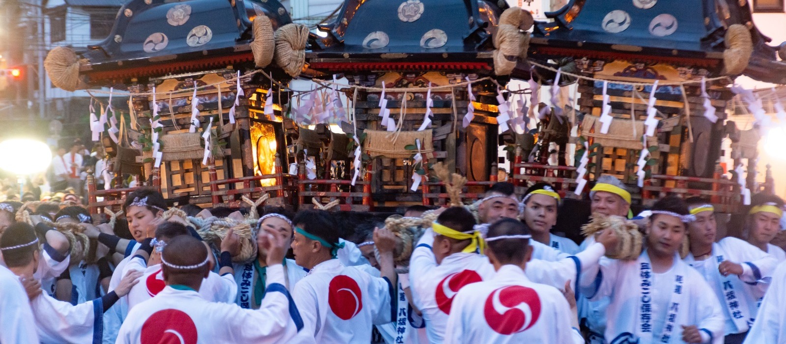 祇園祭は、「三体廻し」で3体の神輿が幟を巡って速さを競う勇壮な祭りで、今年は6月26日～27日の開催です